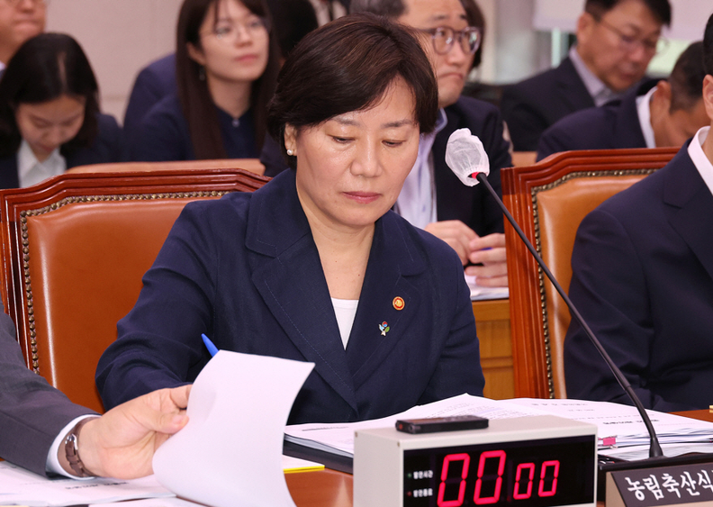 <b>송미령장관 유임</b> 정치권에서 <b>논란</b>