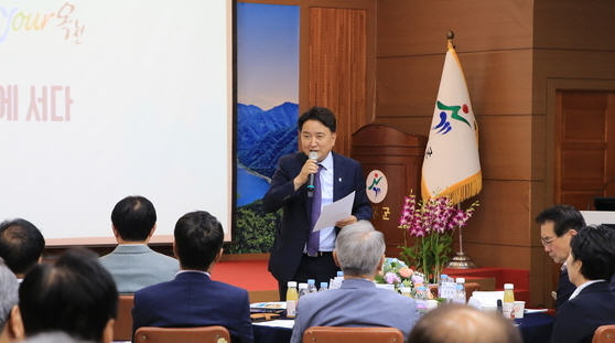<b>김영환</b> 충북<b>지사</b> "충북도립대 후임 총장 곧 임용할 것"