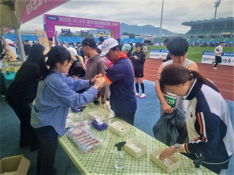 충북북부보훈지청, 충주마라톤대회서 '광복 80년' 기념 홍보부스 운영