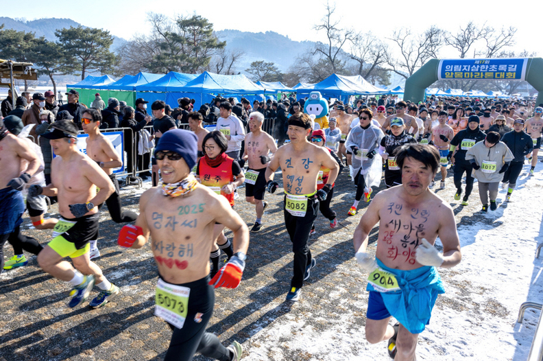 제천 의림지 한겨울 '알몸마라톤'으로 후끈, 1천여 명 '이한치한' 레이스